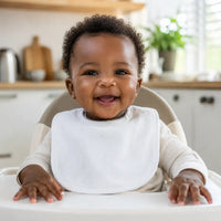 Bébé à Dakar portant un bavoir en coton pendant le repas