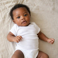 Body bébé Dakar en coton porté par un nouveau-né, layette naissance Sénégal