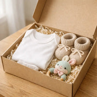 Coffret cadeau anniversaire bébé ouvert avec body, chaussons et hochet en coton, boutique bambinerie Dakar