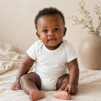 bébé portant un body bébé coton Dakar confortable et doux