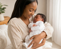 Mère à Dakar habillant son bébé d'une grenouillère en coton respirant