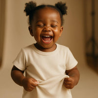 une fille avec un t-shirt bébé qui présente un guide de taille à Dakar