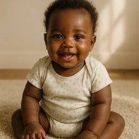 Body bébé en coton premium – NounaBaby Dakar Sénégal, illustration produit pour jeunes parents.