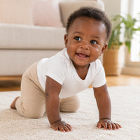 Bébé à Dakar portant un pantalon en jersey de coton confortable