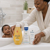 Produits de soin bebe Johnson's Baby Mustela et Biolane disposes au bord d'une baignoire pour nourrisson a Dakar