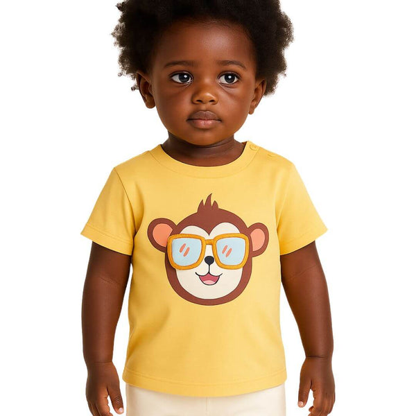 bébé garçon en t-shirt jaune debout 