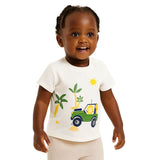 un bébé avec un t-shirt blanc motif safari