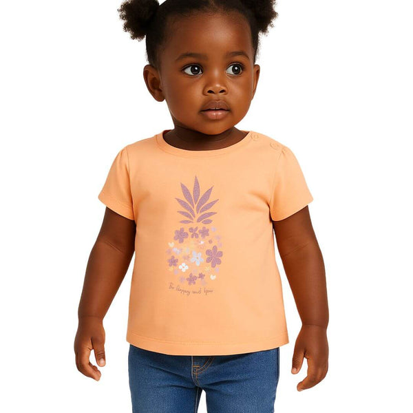 fille debout avec une t-shirt de couleur pêche à Dakar