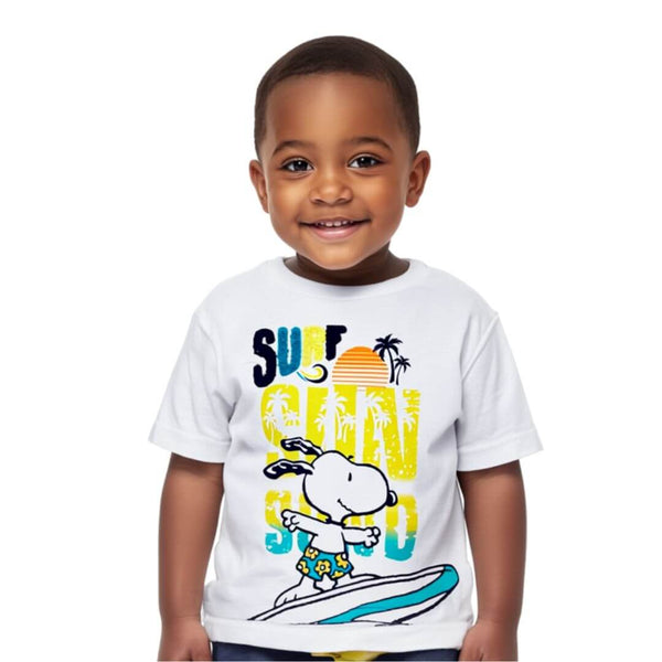 Garçon en t-shirt blanc snoopy surf Dakar