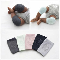 Bébé noir portant des genouillères antidérapantes pour ramper en sécurité