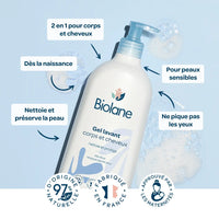 Moment de bain d’un bébé au Sénégal avec gel lavant Biolane à 97 % naturel
