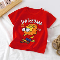 T-shirt rouge bébé motif lion sur skateboard “The King!” en coton doux