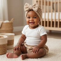 Bébé portant un turban chic beige avec nœud – photo produit NounaBaby