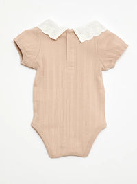 Body Bébé Col Dentelle — Douceur et Élégance au Quotidien