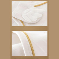 Coffret cadeau bébé ouvert avec vêtements coton bio, bonnet brodé, gants anti-griffures et bavoir doux – ensemble naissance prêt à offrir au Sénégal.