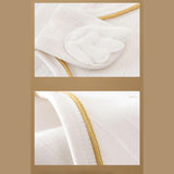 Coffret cadeau bébé ouvert avec vêtements coton bio, bonnet brodé, gants anti-griffures et bavoir doux – ensemble naissance prêt à offrir au Sénégal.