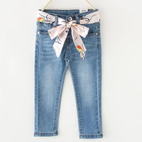 Jean fille bleu clair en coton doux avec ceinture nouée imprimée – NounaBaby Dakar.