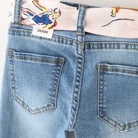 Vue arrière du jean fille chic en denim clair avec ceinture fantaisie – NounaBaby Dakar Sénégal.