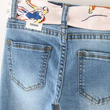 Vue arrière du jean fille chic en denim clair avec ceinture fantaisie – NounaBaby Dakar Sénégal.