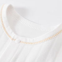 Col rond de body bébé en coton blanc, finition couture zigzag dorée – vêtement naissance haut de gamme, confortable et respirant pour climat chaud africain.