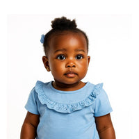 fille en t-shirt bleu broderie anglaise à Dakar