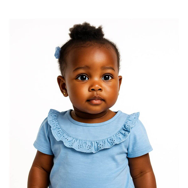 fille en t-shirt bleu broderie anglaise à Dakar