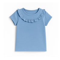 fille en t-shirt bleu broderie anglaise à Dakar