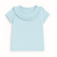 fille en t-shirt vert broderie anglaise à Dakar