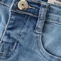 Détail couture et broderie étoilée sur jean fille coton doux – boutique NounaBaby Dakar.