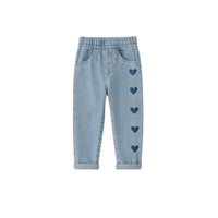 Jean fille coton doux bleu clair à motifs cœurs – NounaBaby Dakar.