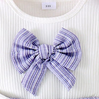 Détail du nœud rayé cousu sur le haut blanc bébé fille – tissu doux coton polyester