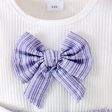 Détail du nœud rayé cousu sur le haut blanc bébé fille – tissu doux coton polyester