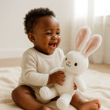 Doudou lapin sécuritaire et hypoallergénique, parfait pour le sommeil de bébé, livraison rapide au Sénégal.