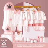 Pack cadeau naissance bébé 25 pièces bleu marine et blanc en coton 100% doux, idéal pour le climat chaud de Dakar – vêtements, accessoires et couverture emmaillotage inclus, parfait pour offrir à des parents au Sénégal. Coffret de naissance en rose pour bebe fille