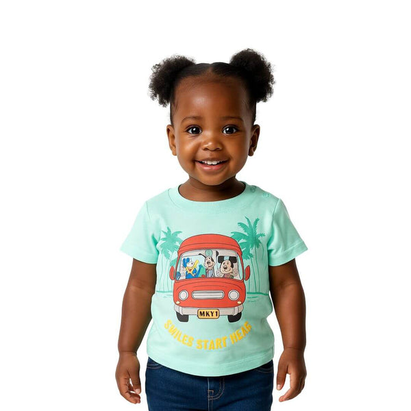 fille en t-shirt Disney vert à Dakar 