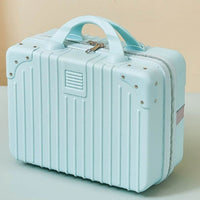 Pack cadeau naissance bébé 25 pièces bleu marine et blanc en coton 100% doux, idéal pour le climat chaud de Dakar – vêtements, accessoires et couverture emmaillotage inclus, parfait pour offrir à des parents au Sénégal.