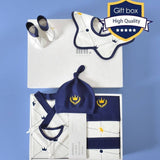 Pack cadeau naissance bébé 25 pièces bleu marine et blanc en coton 100% doux, idéal pour le climat chaud de Dakar – vêtements, accessoires et couverture emmaillotage inclus, parfait pour offrir à des parents au Sénégal.