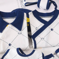 Pack cadeau naissance bébé 25 pièces bleu marine et blanc en coton 100% doux, idéal pour le climat chaud de Dakar – vêtements, accessoires et couverture emmaillotage inclus, parfait pour offrir à des parents au Sénégal.