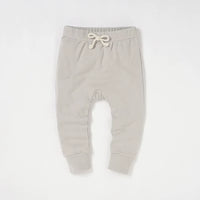 Pantalon bébé coton bio gris perle, chevilles à bord-côte