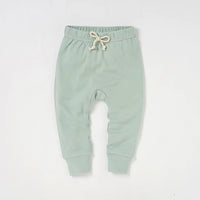 Pantalon bébé coton bio vert sauge à taille élastique et cordon