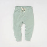 Pantalon bébé coton bio vert sauge à taille élastique et cordon