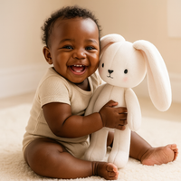 Peluche , doudou , leuk lapin blanc ultra doux pour bébé, parfaite pour les câlins et l’éveil sensoriel, disponible chez NounaBaby à Dakar