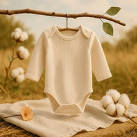 Image ultra réaliste Nounababy, bébé en coton bio doux dans une ambiance élégante et naturelle à Dakar.